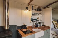 Luxury Shepherds Hut with Bath