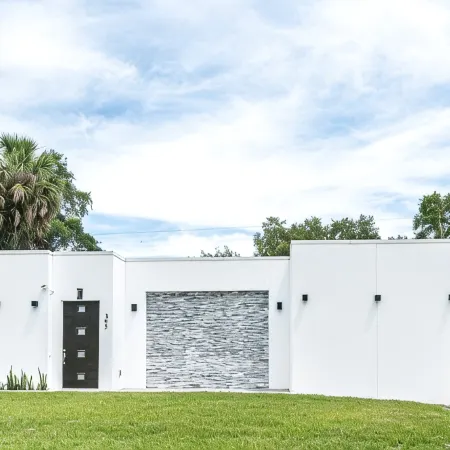 Contemporary Coastal Retreat with 3 Masters, Minutes to beaches