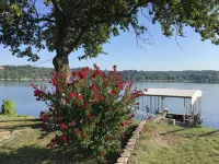 New to VRBO. Lakefront, fishing and swim dock.   Cabin fully equipped very comfy