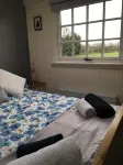 SHEPHERD'S HUT (DELUXE Beautiful 1 bedroom, with patio, ideal for couples.