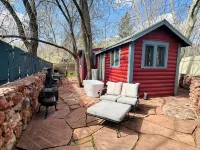 Eclectic Cottage on the Creek!