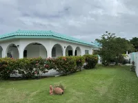 Spacious Home with pool, steps from the beach in Puerto Rico! Hotels in Vega Alta