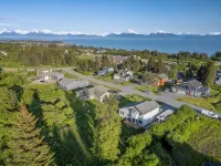 Charming 3-bedroom house with Jetted Tub and Big Backyard!