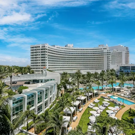 Fontainebleau III Ocean View Suite. Full Sized Kitchen Free Valet & Spa Passes!