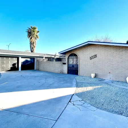 A.L.I. Place is a newly renovated 3 bedroom/2 bathroom home 5 min. from airport.