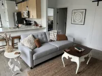 BOHO CONDO w/Rooftop Hot Tubs! 2 minutes to downtown TC & Beaches. Dog Friendly!