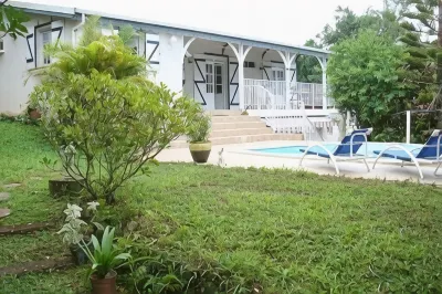 Quiet cottage in beautiful location on the edge of rainforest, のホテル