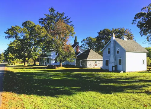 Lake Charlevoix Family Resort ~ 3 Houses ~ Perfect Retreat For Families! - 3 estrellas
