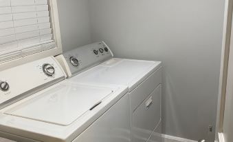 Cozy Cottage walking distance to Downtown!
