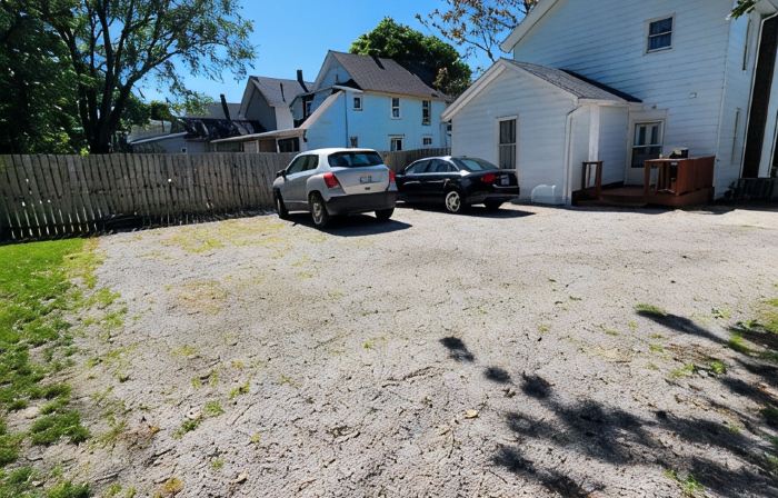 Come visit The Sunflower House! 4 bedrooms 2 baths in Ashtabula Harbor with WIFI