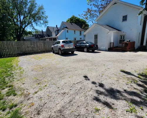 Come visit The Sunflower House! 4 bedrooms 2 baths in Ashtabula Harbor with WIFI Hotels in Ashtabula