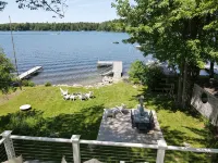 Relax in Raymond's lakefront 2-bedroom vacation home, just steps to Sebago Lake - 무료 와이파이