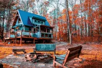 Cozy Off-grid Cabin within a private setting loaded with spa like amenities