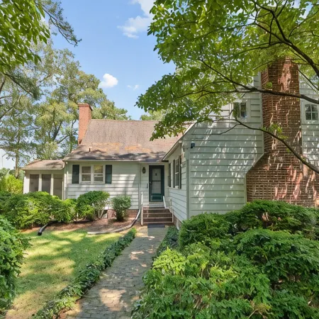 Inviting Waterfront Cottage on Cedar Creek