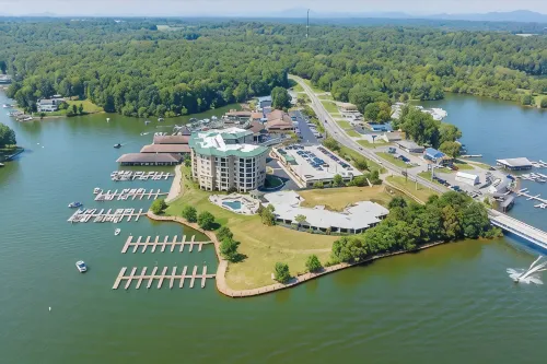 Luxury Lakefront Condo In The Heart of Smith Mtn. Lake!!! 4BR 3BA!!! - 4-Star