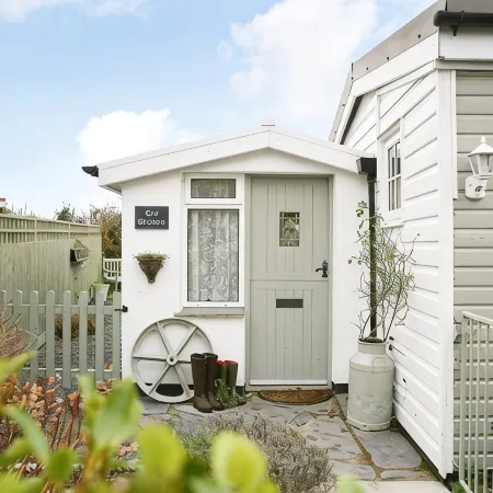 Quirky home with romantic shepherds' hut bedrooms and pretty garden near Padstow