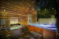 Blissful Mountain Cabin, Close To It all + Hot Tub - 4 stjerner