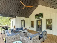 Porch-lovers Paradise! SLEEPS 11-12. Multiple fire pits. Only 0.8mi to boat ramp Hotels in Grayson County