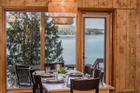 Private Waterfront Spa Retreat + Movie Theater - Hytter
