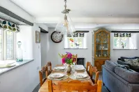 Courtyard Cottage Luxury Thatched Home Sleeps 4  (Pet Friendly) Near Gastro Pub - Homestays