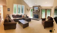Jay Peak 3 Bedroom Trailside Condo. Closest Walk to Ice Rink and Water Park!! - Family