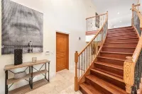 Hollywood Luxurious Waterfall 6 bedroom house . Incredible views