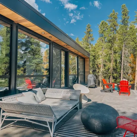 Luxury Lakefront Container Home - Sauna, Fishing, Kayaks & Mountain Views