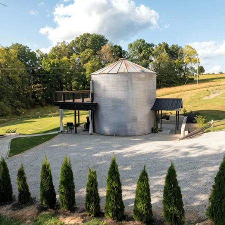 Restored Grain Bin with Hot Tub, King Bed, Vending Machine. Dog-Friendly!
