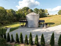 Restored Grain Bin with Hot Tub, King Bed, Vending Machine. Dog-Friendly! - 4つ星