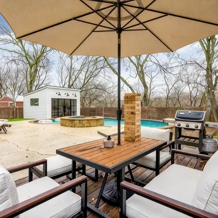10 Min to Downtown~Luxury Home w/ Pool, Outdoor TV