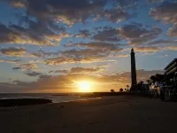 Apartment in Maspalomas with spacious garden, 30 m to the beach. Private garage Hotels in Meloneras