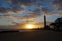 Apartment in Maspalomas with spacious garden, 30 m to the beach. Private garage