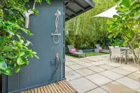 Coconut Grove Dream, located in the heart of the village. Beloved by the sailors - 방갈로