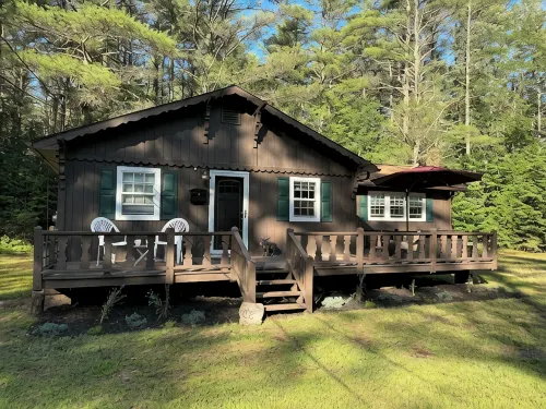 3 bedroom cabin in Chestertown with hot tub, fireplace, fire pit, wifi, and more