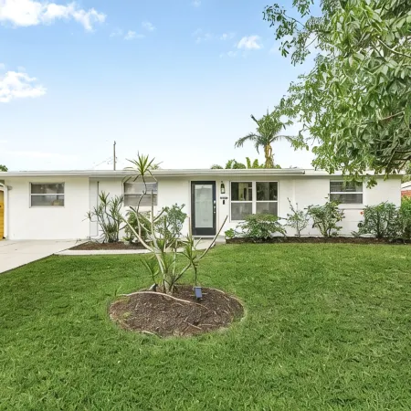 "La Casa Delmar" Heated Pool! Close to Beaches and 5th Ave.