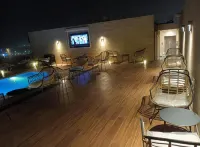 Naviti Warwick Dammam - Rooftop Pools