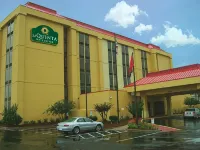 格雷斯蘭孟菲斯機場拉昆塔温德姆套房酒店