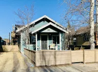 Historic 1917 Cottage by the River, Walkable to All of Downtown Bend! - Balkoner