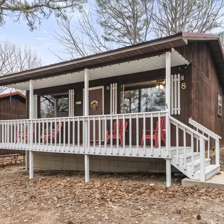 Bluebird Cottage - Hot Tub - Pool - Coffee - Fire Pit - less than 1 mile to SDC!
