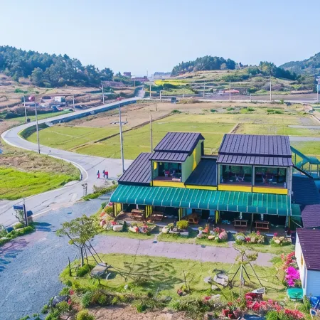 Wando Cheongsando Sun and Moon Pension Отели в г. Вандо
