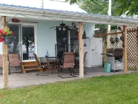 Cozy All Season Bungalow right on the Lake  wine and brewery trail. Hotels in Benton