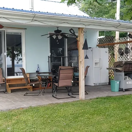 Cozy All Season Bungalow right on the Lake  wine and brewery trail.