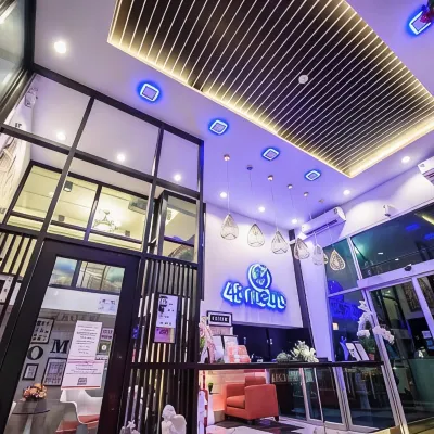 48 Metro Hotel Các khách sạn gần Trường Sarawittaya