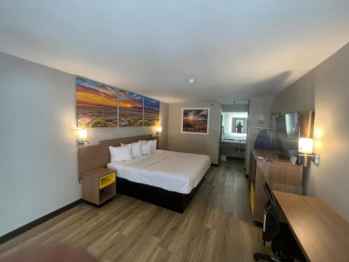 Days Inn by Wyndham Covington - piscina