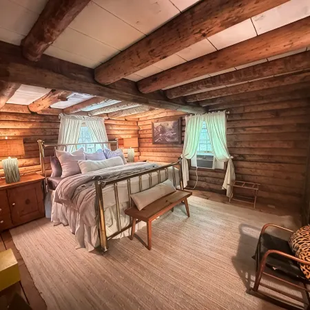 Tripps Cabin- Quaint cabin a mile from downtown Highlands!