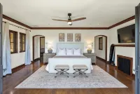 Luxury 38-Acre Calistoga Mansion - Pool, Vineyard, Amazing Views, Boccee & More - Private Pools