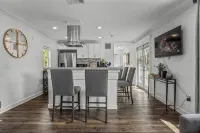 Luxury Cottage Directly Across from the Beach Hot Tub Center of Downtown-Private - Wifi