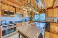 Spacious cabin in the woods w/ a private hot tub, deck, & fireplace  SUV  needed - ブティック