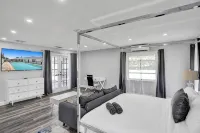 7BR w/ Heated Pool Jacuzzi, Theatre