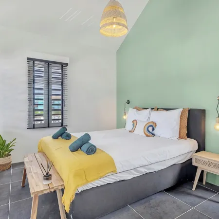 Modern 2BR Waterfront Apartment - Prime Location & Stunning View